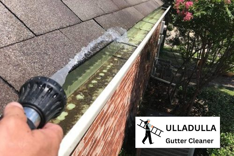 
Watch as gutters are rinsed in Ulladulla.